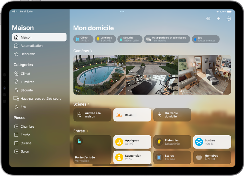 L’app Maison avec la barre latérale à gauche affichant les onglets Maison, Automatisation et Découvrir dans le coin supérieur gauche. Les sections Catégories et Pièces dans l’app Maison apparaissent en dessous. En haut à droite de la barre latérale figurent les boutons interphone, Ajouter et « Plus d’options ». Les boutons Catégorie se situent en haut de l’écran. En dessous se trouvent les scènes, les images des caméras ainsi qu’une pièce avec ses accessoires.