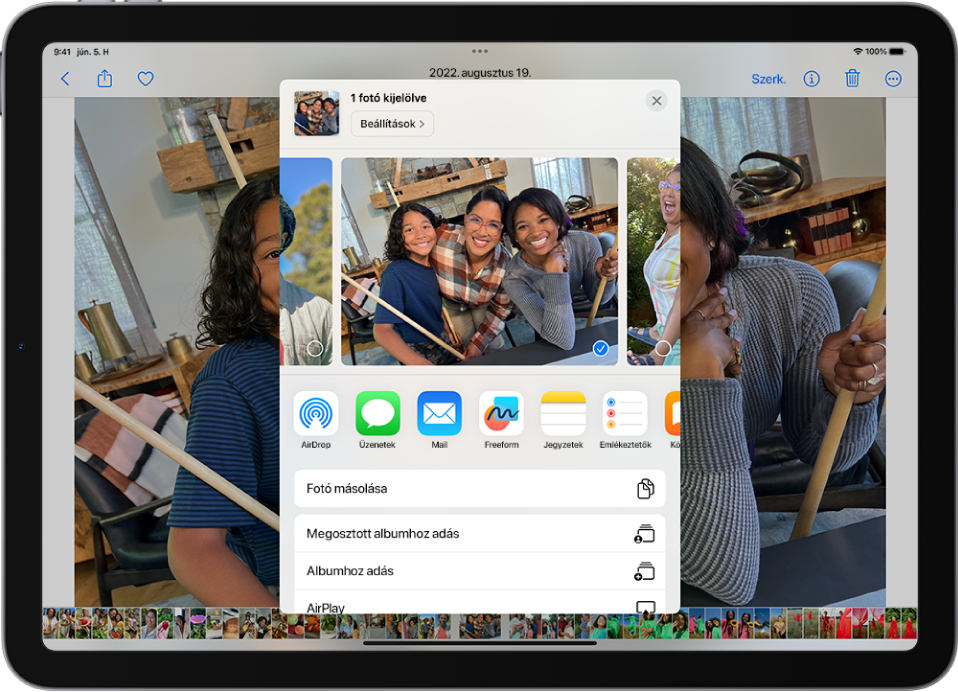 Egy fotó van megnyitva a Fotók appban, a képernyő közepén pedig a megosztási lehetőségek láthatók.