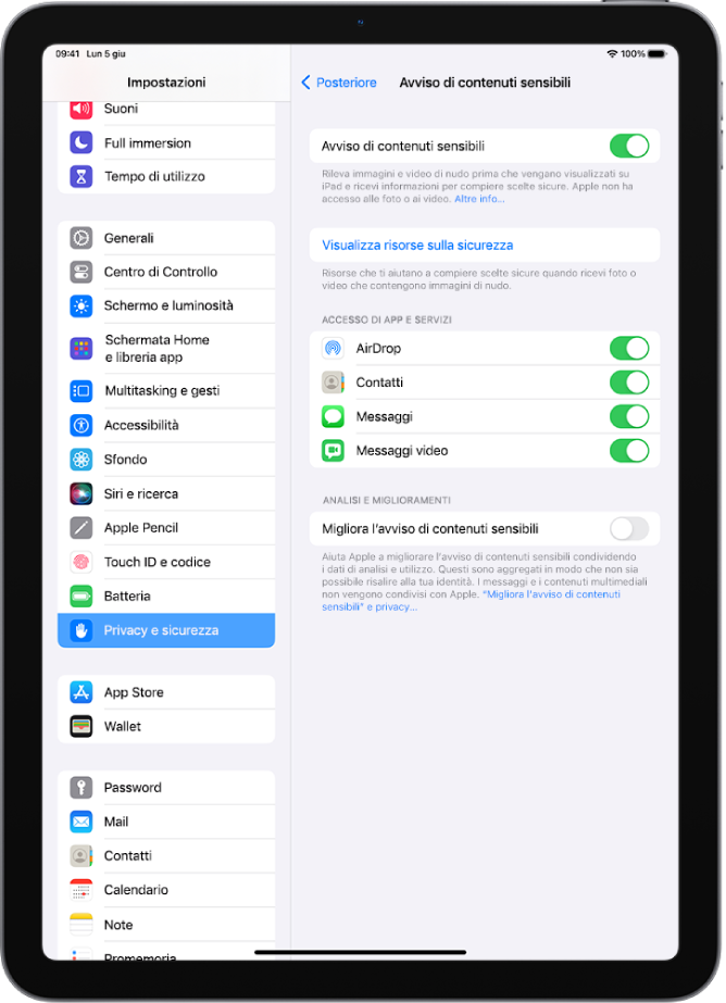 Le impostazioni per l’avviso di contenuti sensibili, con un link etichettato “Visualizza risorse sulla sicurezza” e un pulsante etichettato “Migliora l’avviso di contenuti sensibili” per condividere dati di analisi e utilizzo con Apple.