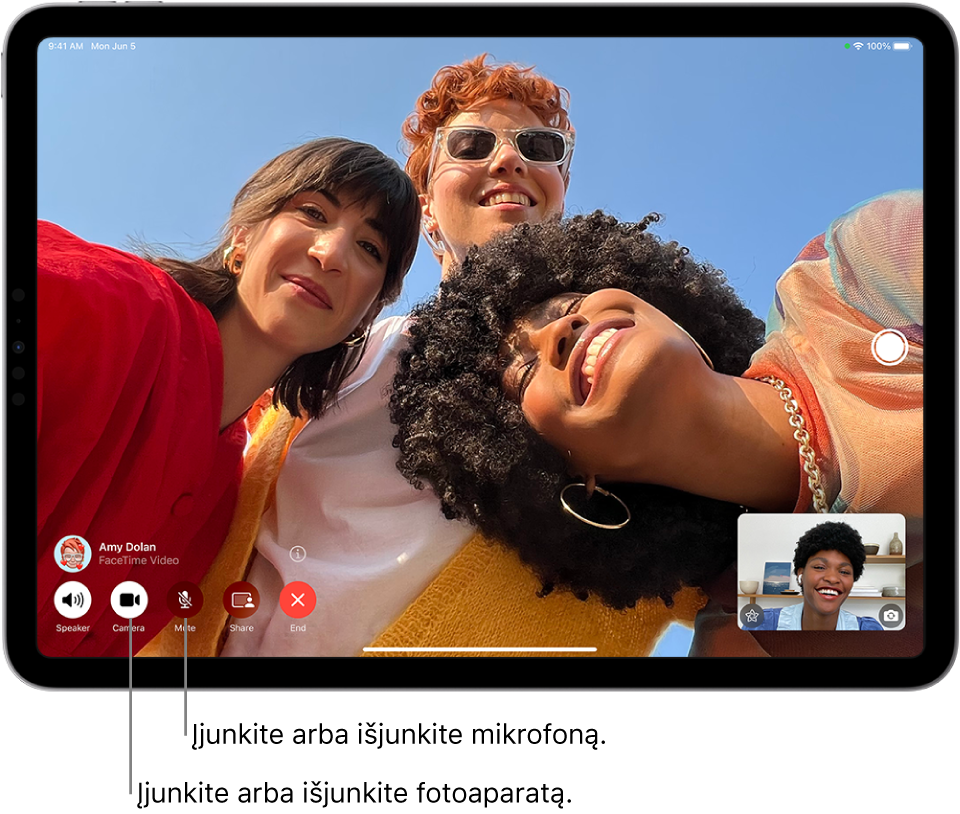 „FaceTime“ ekranas, kuriame rodomas vykstantis skambutis. Skambinančiojo vaizdas rodomas mažame stačiakampyje apačioje dešinėje, o gavėjo vaizdas užpildo likusį ekraną. Ekrano apačioje yra „FaceTime“ valdikliai, įskaitant mygtukus „Speaker“, „Camera“, „Mute“, „Share Content“ ir „End“. Valdiklių viršuje yra asmens, su kuriuo kalbatės, vardas arba „Apple“.