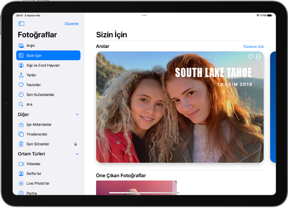 Fotoğraflar uygulamasının kenar çubuğunda Size Özel seçilmiş. Ekranın geri kalanında Anılar ve Öne Çıkan Fotoğraflar gösteriliyor.