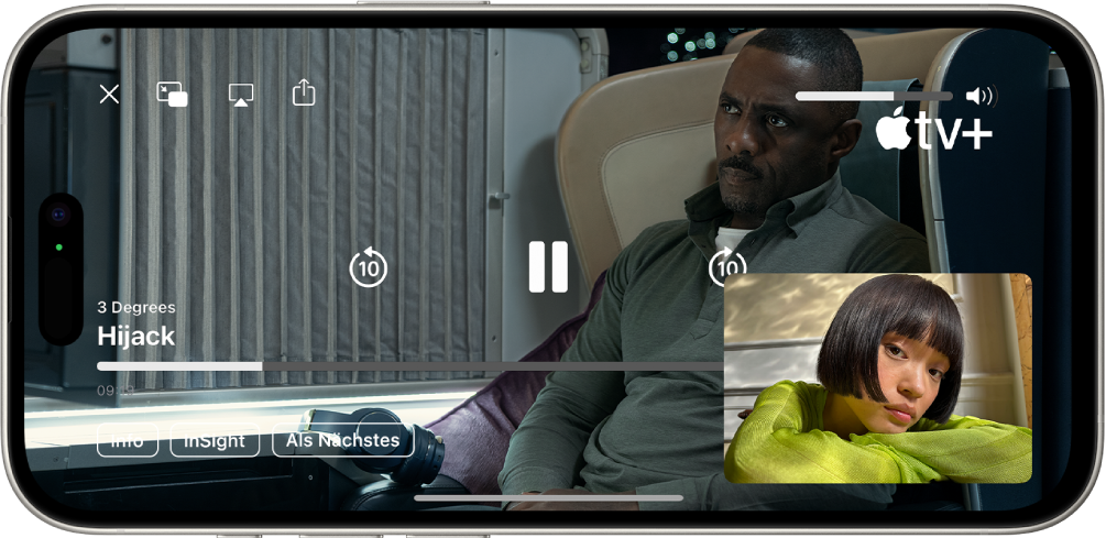 Ein FaceTime-Anruf mit einer SharePlay-Sitzung zeigt Apple „TV+“-Videoinhalte, die im Anruf geteilt werden. Die Person, die den Inhalt teilt, wird im kleinen Fenster angezeigt, während das Video den Rest des Bildschirms ausfüllt. Die Steuerelemente für die Wiedergabe liegen über dem Video.