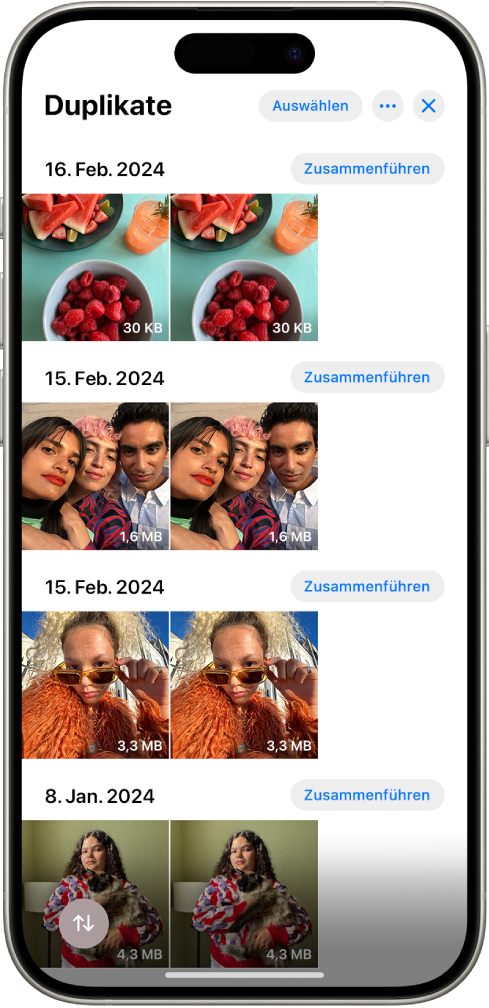 Der Bildschirm „Duplikate“ mit doppelten Fotos nebeneinander. Auf der rechten Seite des Bildschirms werden die Tasten „Zusammenführen“ angezeigt, mit denen du einzelne Fotopaare zusammenführen kannst.