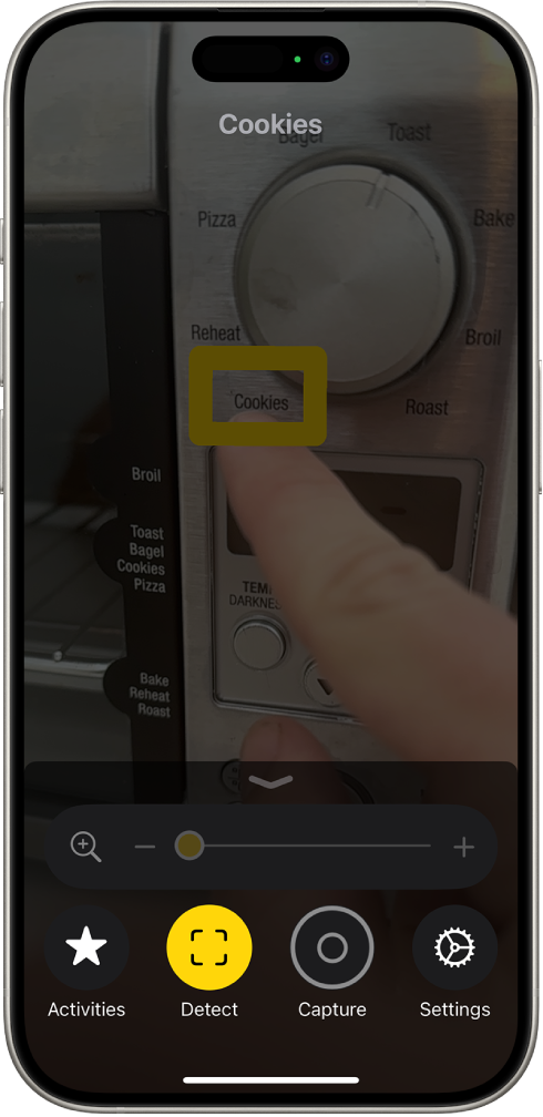 La app Lupa detectando un dedo apuntando a texto en un electrodoméstico de cocina.