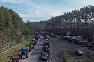 Pour interpeller l’Europe, les agriculteurs bloquent des frontières stratégiques