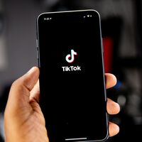 Los estadounidenses han encontrado una manera de ganar mucho dinero con vídeos de TikTok. En España lo haríamos (si pudiéramos) 