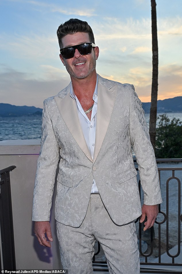 Showing that the glamour wasn't reserved for the women, Robin Thicke also put his best fashion foot forward for the event