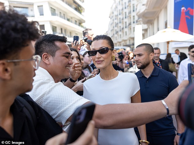 The model was completely swarmed by fans outside her hotel