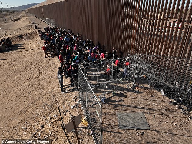 Groups of migrants of different nationalities arrive at the Rio Grande, to cross it and surrender to the American authorities