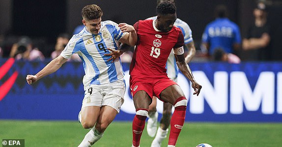 epa11427081 Julian Alvarez of Argentina (L) and Alphonso Davies of Canada (R) battle for the ball during the first half of the CONMEBOL Copa America 2024 group A soccer match between Argentina and Canada, in Atlanta, Georgia, USA, 20 June 2024.  EPA/ERIK S. LESSER