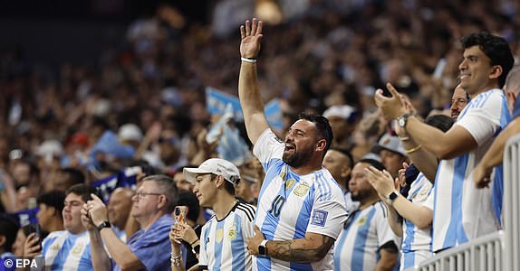 epa11427143 Fans react to a goal by Argentina during the second half of the CONMEBOL Copa America 2024 group A soccer match between Argentina and Canada, in Atlanta, Georgia, USA, 20 June 2024.  EPA/ERIK S. LESSER