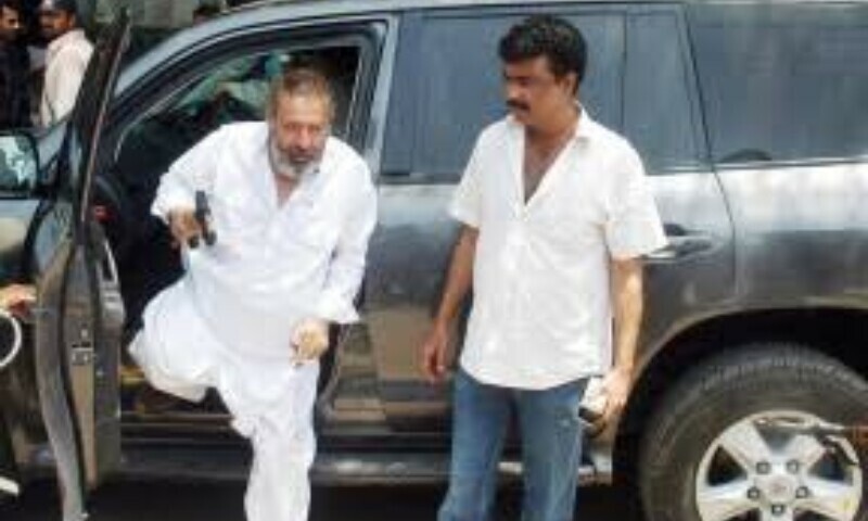 Former SP CID Chaudhary Aslam Khan (L) and DSP CTD Investigation Ali Raza.—File photo