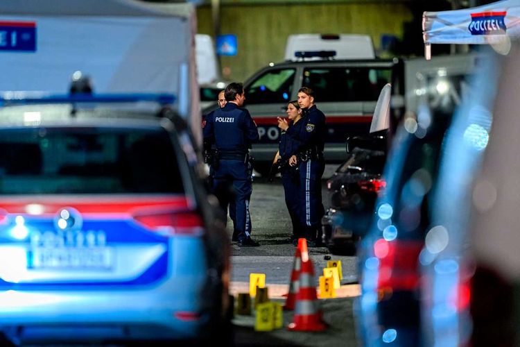 Polizeiautos in Nacht