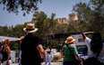Turyści pod Akropolem w stolicy Grecji, Atenach. W czerwcu temperatura powietrza osiągała w tym kraj