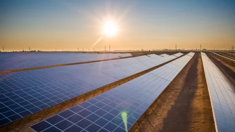 Náhledový obrázek - V indické poušti vyroste solární elektrárna pětkrát větší než Paříž. Za 20 miliard dolarů ji postaví uhelný magnát Gautam Adani