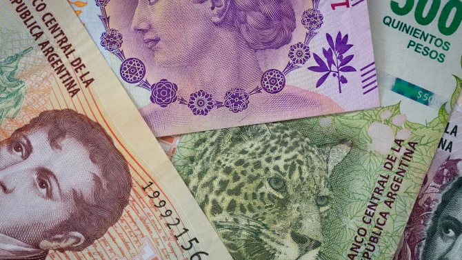Tak draho, že vzniká nová bankovka. Argentina kvůli enormní inflaci zavede platidlo v hodnotě 10 tisíc pesos