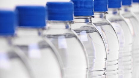 Náhledový obrázek - Průlom ve výrobě plastů? Americký LanzaTech přišel s bakteriemi, jež vytváří z uhlíkových emisí klíčovou složku PET lahví