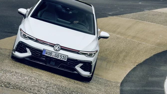 Volkswagen Golf GTI přichází v provedení Clubsport o výkonu 300 koní. Posílilo i standardní GTI, manuál už je ale minulostí