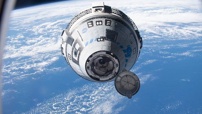 Zase další zpoždění. NASA odložila na neurčito první pilotovaný let kosmické lodi Starliner, tentokrát za to může únik hélia