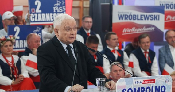 "Po to się państwo tu spotykają ze mną (...) nie przeciw UE, tylko po to, by Unia była inna, by ona była dla ludzi, a nie przeciw ludziom" - mówił w Sompolnie Jarosław Kaczyński. Prezes Prawa i Sprawiedliwości przekonywał, że nie można się godzić, by we Wspólnocie traktaty i prawo wtórne zastąpiła zasada "kto silniejszy, ten lepszy". Podkreślał też, że euro to waluta, "która przeszkadza w rozwoju".