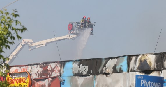 Pożar przy Marywilskiej 44 dogasza 180 strażaków. Akcja może potrwać nawet kilkanaście godzin – poinformował podczas briefingu komendant główny PSP nadbrygadier Mariusz Feltynowski. Nikt nie odniósł obrażeń. Działania ratownicze prowadzi także Grupa Ratownictwa Chemiczno-Ekologicznego. "Straty są ogromne, wszystko jest niemal doszczętnie zniszczone" - relacjonują dziennikarze RMF FM. 