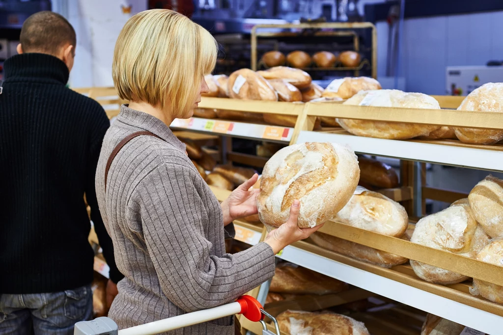 Wiele osób nie używa rękawiczek, kiedy wybiera pieczywo