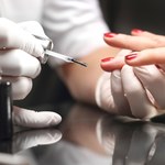 Optycznie wydłuży paznokcie. Ten manicure to hit na wiosnę