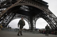 У Франції арештували трьох осіб, які залишили біля Ейфелевої вежі труни з написом "Французькі солдати в Україні"