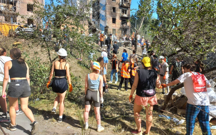 Двір і будинок на Сирці, в який прилетіла російська ракета. Репортаж із другого дня розбору завалів 