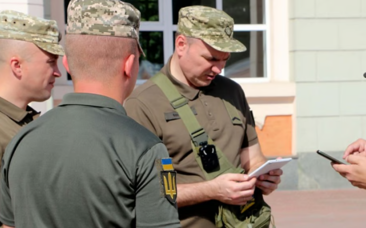 На Черкащині невідомі кинули вибухівку у двір будинку працівника ТЦК