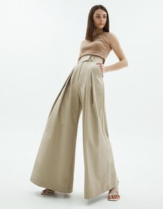 Dress pants women with back vents fit perfectly different body shapes and heights.  Wide leg trousers don't limit any movements. With pleated palazzo pants, you can create an incredibly stylish comfy everyday city look. High waisted pants are perfect with almost everything, cropped t-shirt to the blouse, cardigans, flat shoes, sneakers or heels you'll find them so easy to wear.  Details: * High waist * Front pleats * Two side pockets * Faux back pockets * Zip and hook-and-eye closures on the middle * Wide belt loops * Back slits * High-quality fabric and garment accessories * Trendy check pattern You can choose the standard size or note a custom order.  CUSTOM PANTS We can also sew custom trousers according to your body measurement: waist, hips, and inseam, so they will fit You 100% perfec Petite Palazzo Pants, Dress Pants Women, Pleated Palazzo Pants, Custom Pants, Palazzo Pants Plus Size, Pants Custom, Womens Palazzo Pants, Maxi Pants, Trousers Women Wide Leg