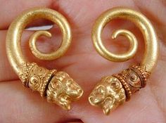 Sumerian earrings Ancient Babylon, Jewelry Ancient, Ancient Jewellery, Gold Lion, Historical Jewellery, Medieval Jewelry, Antique Gold Jewelry, Spiral Earrings