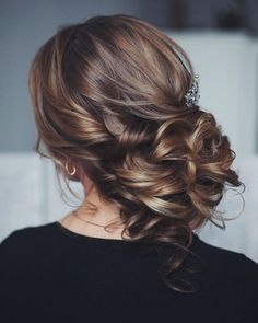 Messy wedding hair updo Down Hairstyles, Messy Wedding Hair, Wedding Hairstyles For Long Hair, Wedding Hair And Makeup, Bride Hairstyles, Messy Hairstyles