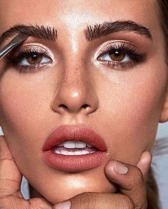 Eye Makeup Blue, Making Eyes Look Bigger, Dag Make Up, Freckles Makeup, Neutral Eye Makeup, Bridget Satterlee, Ideas De Maquillaje Natural, Neutral Eyes