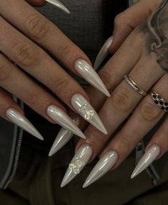 #art #design #fashion #diamond #style #beauty #blogger #blog #stylish #fashionable #outfit #girl #nail #white Acrylic Nails Stiletto, Stilleto Nails, Claw Nails, Pointed Nails, Stiletto Nails Designs