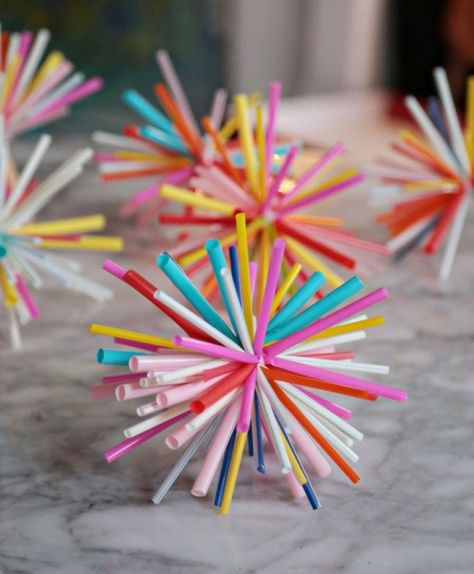 Use straws for something besides drinking chocolate milk! This collection of crafts will show you all sorts of fun DIY projects with drinking straws. Drinking Straw Crafts, Diy Straw, Straw Crafts, Straw Decorations, Diy Jul, Diy Deco Noel, Drink Straw, Diy Recycle, Diy Décoration