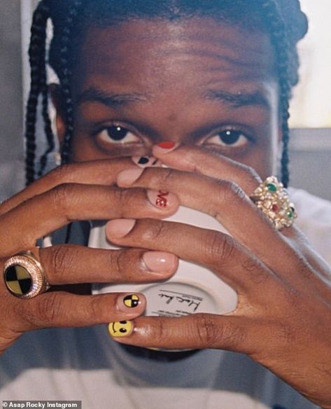 Rapper ASAP Rocky shows off fun manicures as he urges more men to embrace nail art | Daily Mail Online Asap Rocky Nails, Design Ongles Courts, Man Nails, Mens Manicure, Fun Manicure, Estilo Punk Rock, Pretty Flacko, Mens Nails, Minimal Nails