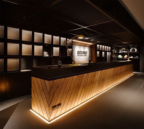 Lights For Bar Counter, Bar Counter Lighting Ideas, Wooden Bar Counter Design, Wooden Counter Design, Restaurant Counter Design Ideas, Wooden Bar Ideas, Cool Bars Designs, Wooden Bar Design, Counter Bar Design