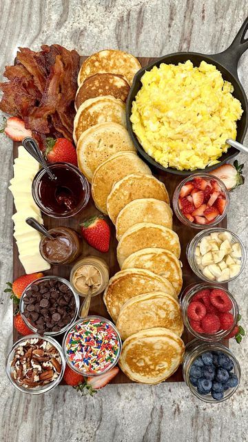 Sleepover Morning Breakfast, Breakfast Ideas Sleepover, Cute Brunch Food Ideas, Breakfast Charcuterie Board For Two, Small Brunch Set Up, Pancake Breakfast Board, Breakfast Food Party, Girls Breakfast Party, Brown Charcuterie Board Ideas