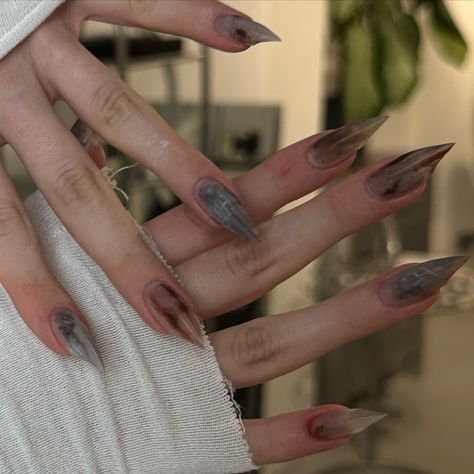 Cat claws - new trend this year ? Cat Claws Nails, Cat Claw Acrylic Nails, Werewolf Nails, Clawed Hands, Claw Nails Designs, Cat Claw Nails, Nail Claws, Cats Nails, Claws Nails