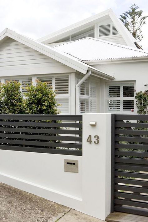 Beautiful Modern Fence Design Ideas Gard Modern, Tor Design, Yard Privacy, Fasad Design, House Fence Design, Eksterior Modern, Modern Front Yard, Black Fence, Modern Fence Design