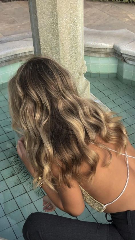 Natural Brown Blonde Balayage, Lightest Brown Hair With Highlights, Highlights On Honey Brown Hair, Blond Highlights On Brown Hair Wavy, Light Brown Hair Golden Highlights, Pretty Blonde Highlights On Brown Hair, Light Brown W Highlights, Level 7 Hair With Highlights, Warm Toned Blonde Highlights