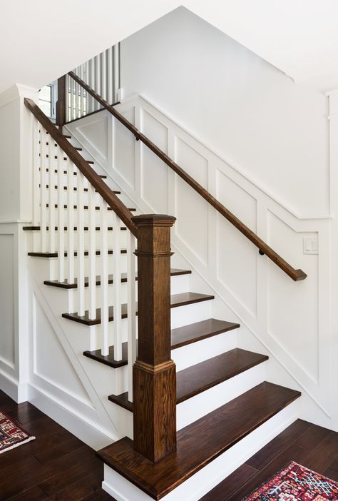 Classic Stairs Design, Colonial Staircase, Wooden Staircase Railing, Classic Staircase, Stair Paneling, Transitional Staircase, Interior Stair Railing, Stair Banister, Staircase Railing Design