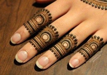 Simple Mehndi designs are unique and give a modern twist to the traditional heena art. The designs can be abstract or simple finger ones, and there are so many different ways to create them. Fingers Henna, Finger Mehndi Style, Finger Mehendi Designs, Henne Tattoo, Finger Mehndi, Inai Pengantin, Tato Henna, मेहंदी डिजाइन, Finger Henna Designs