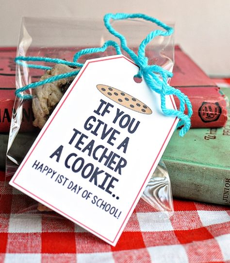 Make your new teachers feel special and welcome with a handmade gift from your kiddos. Any teacher would love one of these kid-friendly gifts that are perfect for back to school. Here are 9 Kid-Friendly Gifts to Make for Teacher's Back to School.: If You Give a Teacher a Cookie Free Teacher Appreciation Gifts, Teacher Morale, Teacher Treats, Preschool Teacher Gifts, Free Printable Gifts, Preschool Gifts, School Printables, School Treats, Diy Christmas Gifts Cheap