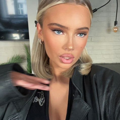 Emma Ellingsen Instagram, Emma Ellingsen Makeup, Vampyr Smink, Contoured Makeup, Blonde Hair Blue Eyes Makeup, Fest Smink, Emma Ellingsen, Makeup Looks Blue Eyes, Makeup Prom