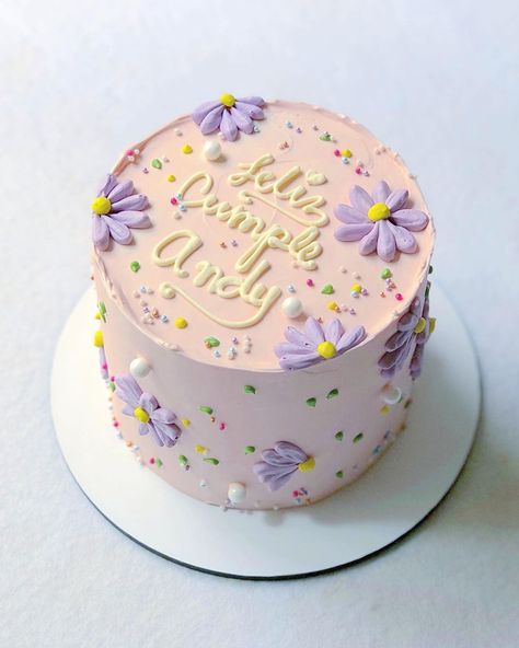 sǝʞɐƆ ʎzɐɹƆn⊥ on Instagram: “Flowers on your Cake, is so cute baby !! 💜🌸💫🌼🍃 Un pastel súper especial porque es para una de nuestras seguidoras más activas en nuestra…” Birthday Cakes With Sprinkles, Simple Cute Cake Designs, Mini Cakes Design, Simple Pastel Cake, Pastel Cake Birthdays, Flower Cake Simple, Simple Flower Cake Design, Flowers Birthday Decorations, Cake Design Flowers