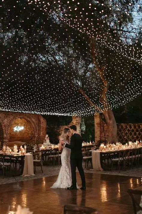 Dream Wedding Venues, Future Wedding Plans, Dream Wedding Ideas Dresses, Cute Wedding Ideas, Wedding Goals, Wedding Mood, Dreamy Wedding, Wedding Lights, Wedding Themes