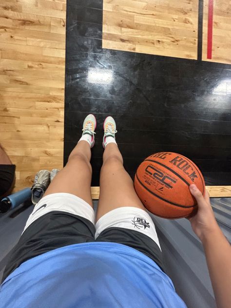 Basketball Training Aesthetic, Girl Basketball Aesthetic, Girls Basketball Aesthetic, Basketball Snap, Basketball Aesthetic, Basketball Moves, Girl Train, Ball Aesthetic, I Love Basketball