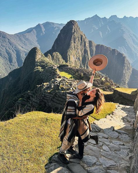 📌En lo más profundo de los Andes, Machu Picchu se alza como un enigma entre las nubes☁️. Sus piedras cuentan historias que solo el viento escucha y sus terrazas abrazan el cielo con una majestuosidad incomparable. 🥹 📸@eddy_papeoo #MachuPicchu #HistoriaAntigua #MaravillaDelMundo #cusco #machupicchu #aguascalientes #guiadeviajes #visitperu #machupicchuperutours